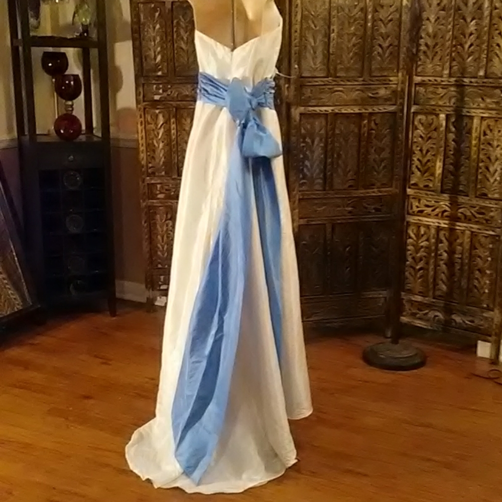 White (shell) dress with blue sash belt, size 6 - Picture 4 of 6